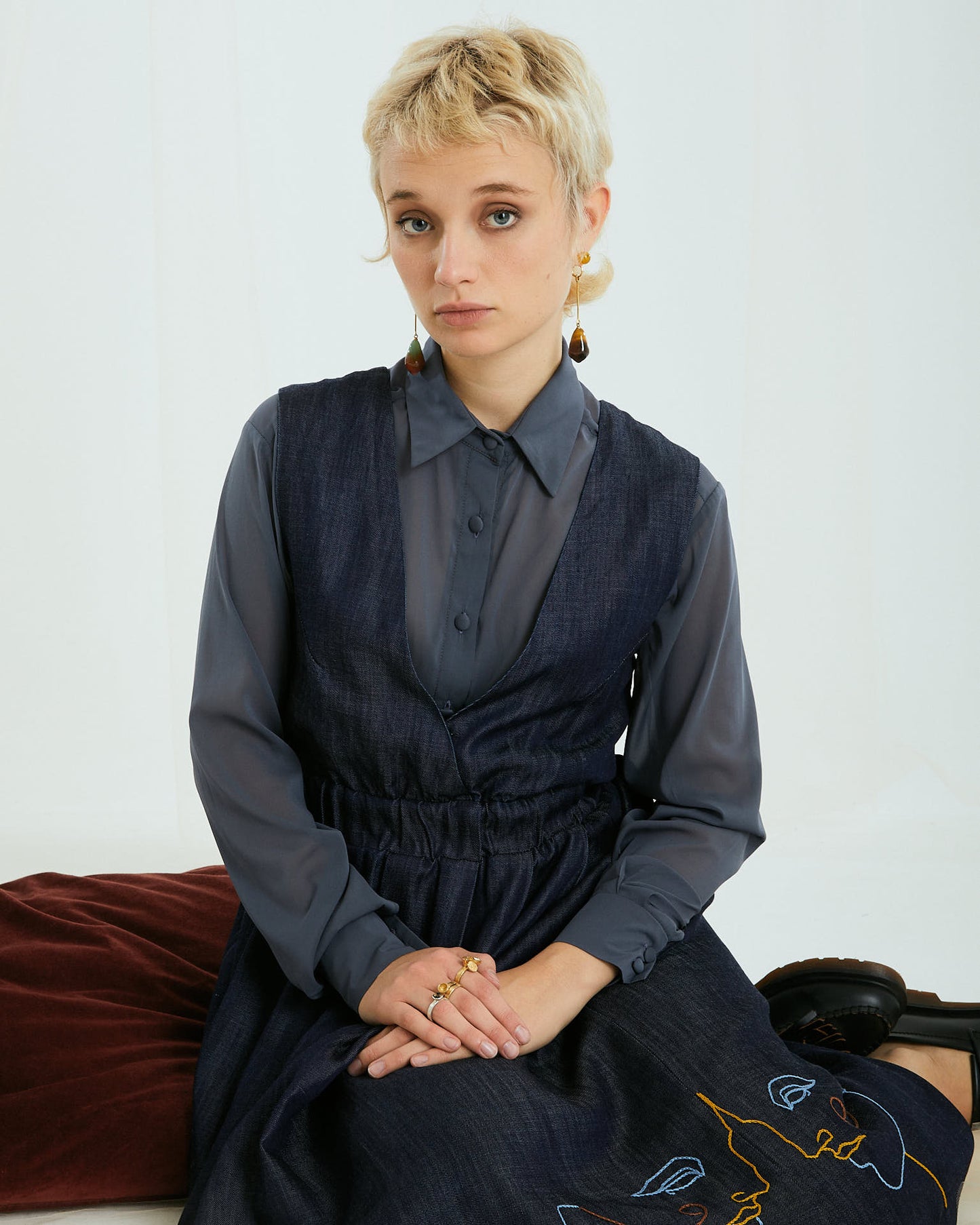Abito Greta double face ricamato a mano in denim blu