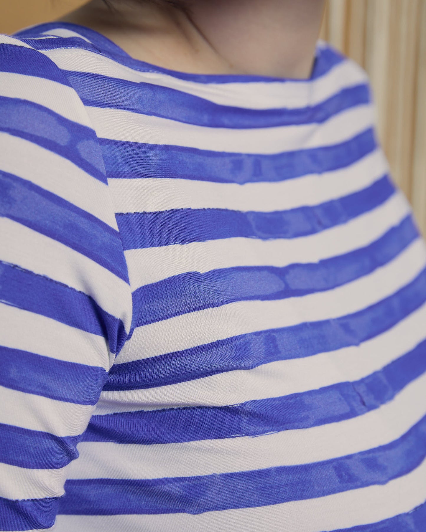 T-shirt Sonia manica corta in viscosa a righe blu elettrico e bianco