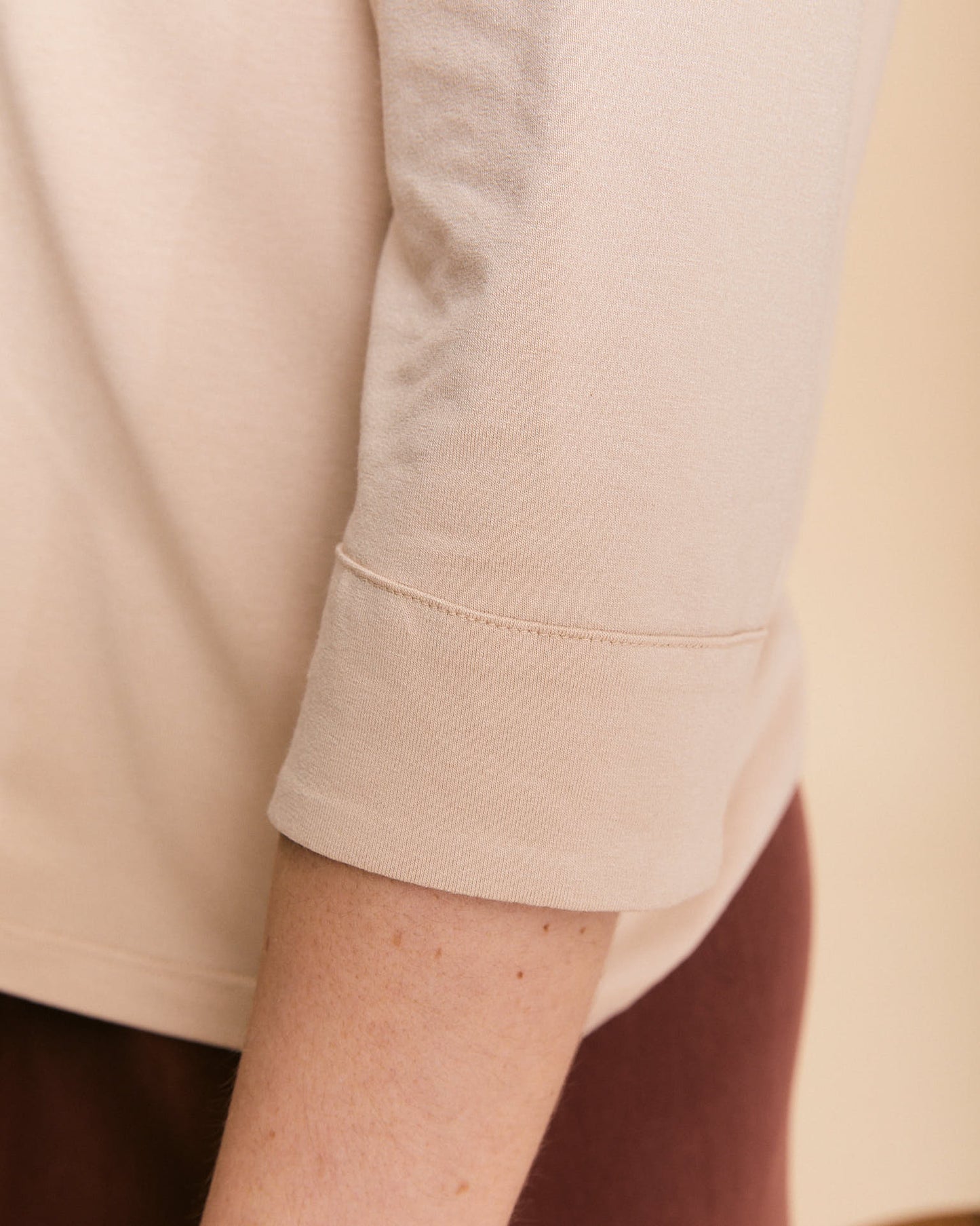 La t-shirt Sonia è realizzata in Jersey di cotone misto viscosa color crema. Una t-shirt dalla manica a 3/4 e la vestibilità morbida.   Il modello ha il collo a barchetta e due inserti che formano un particolare motivo a triangolo sulle spalle.